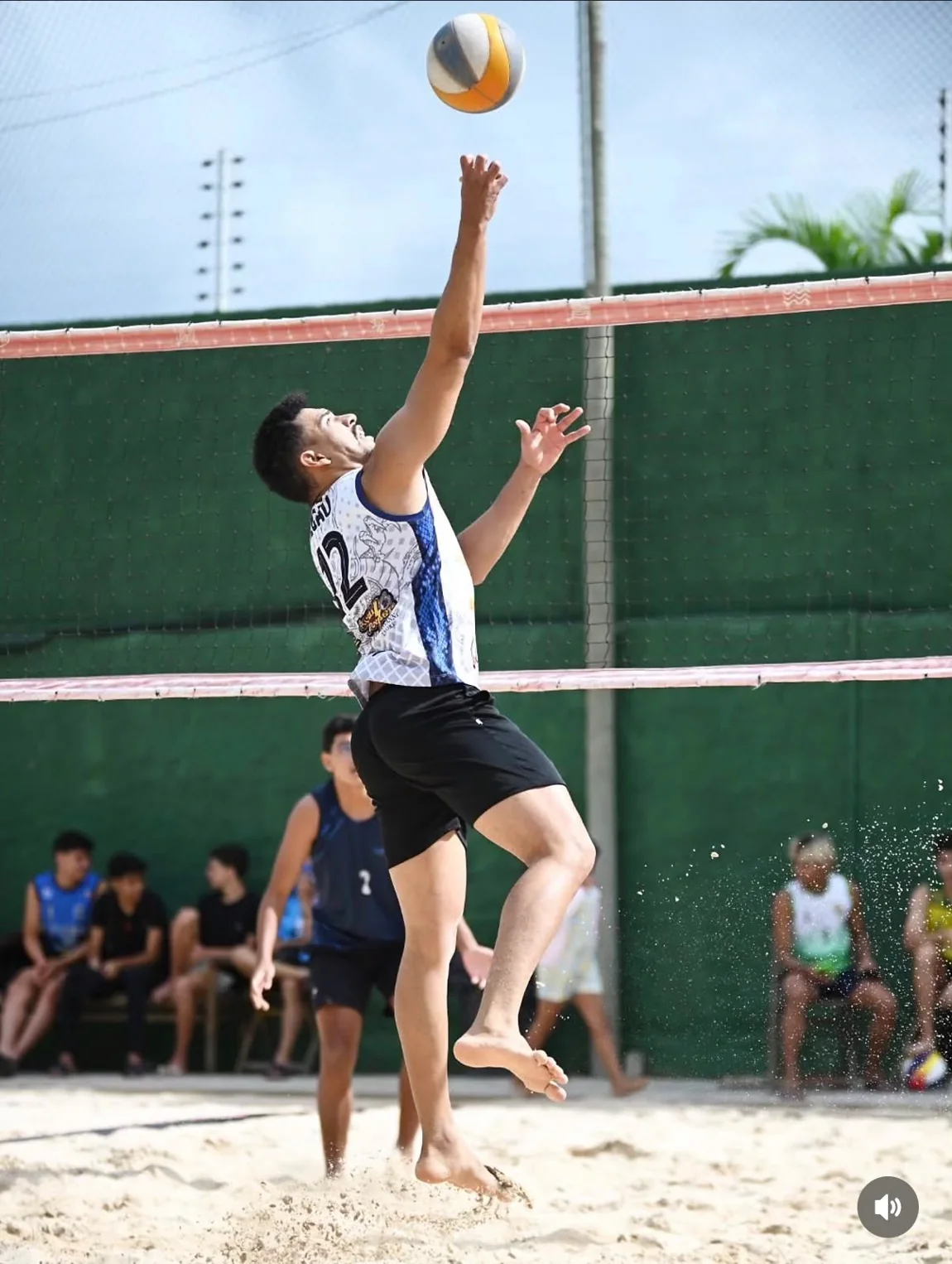 Foto de partida esportiva na areia 5